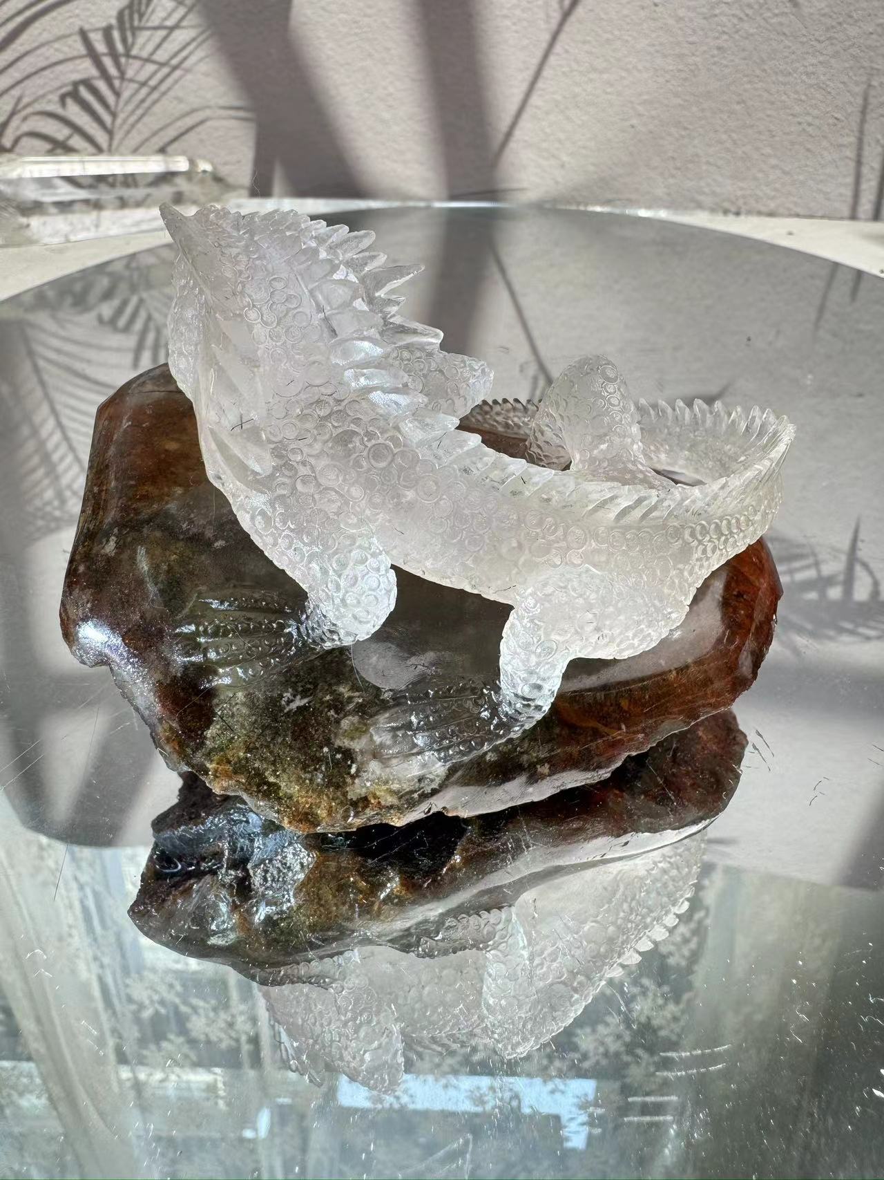 The crystal-carved lizard is very lifelike.