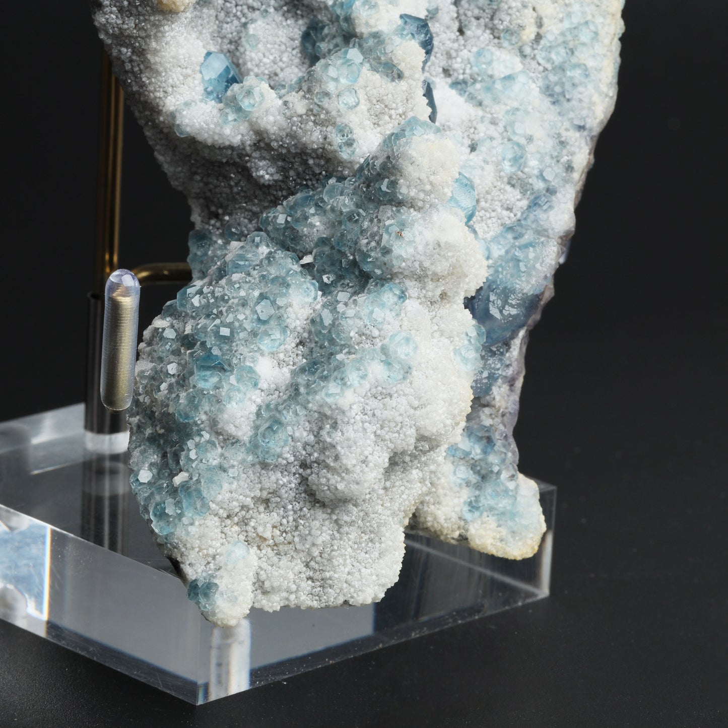 Symbiosis of fluorite and spherical calcite