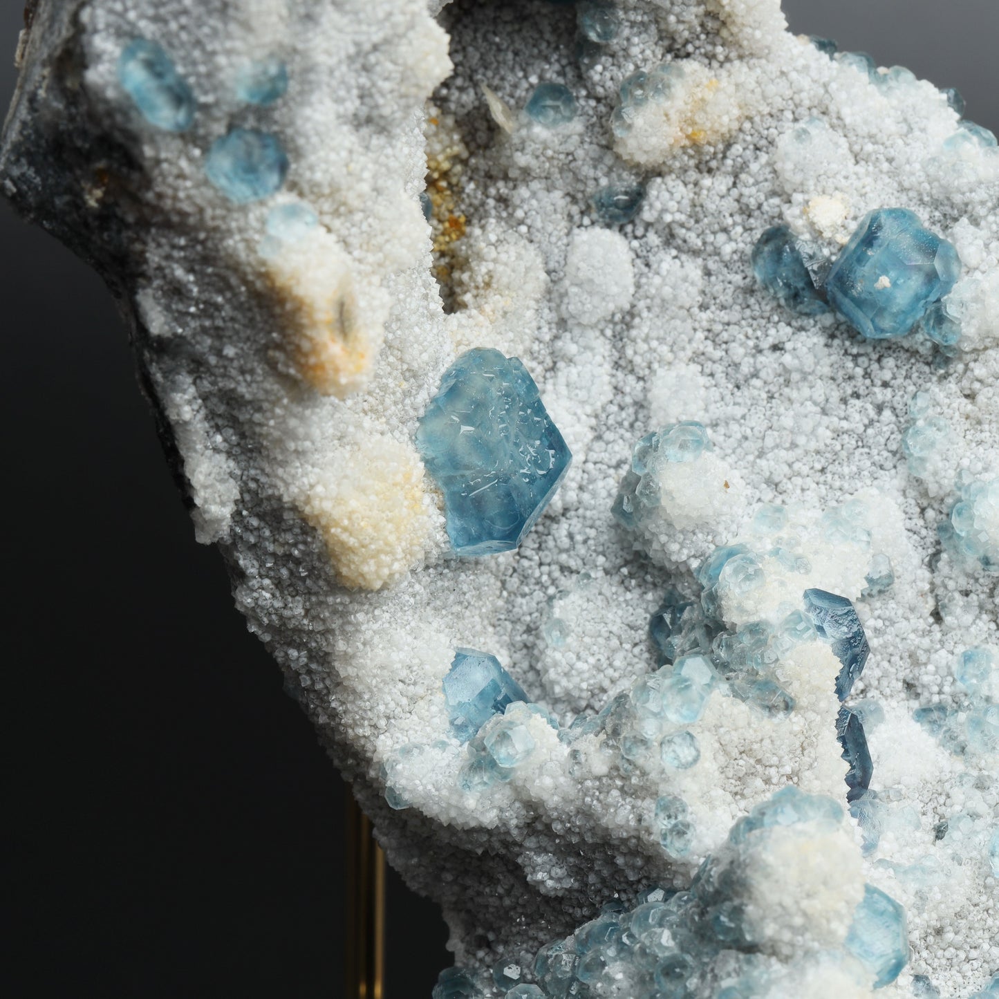 Symbiosis of fluorite and spherical calcite