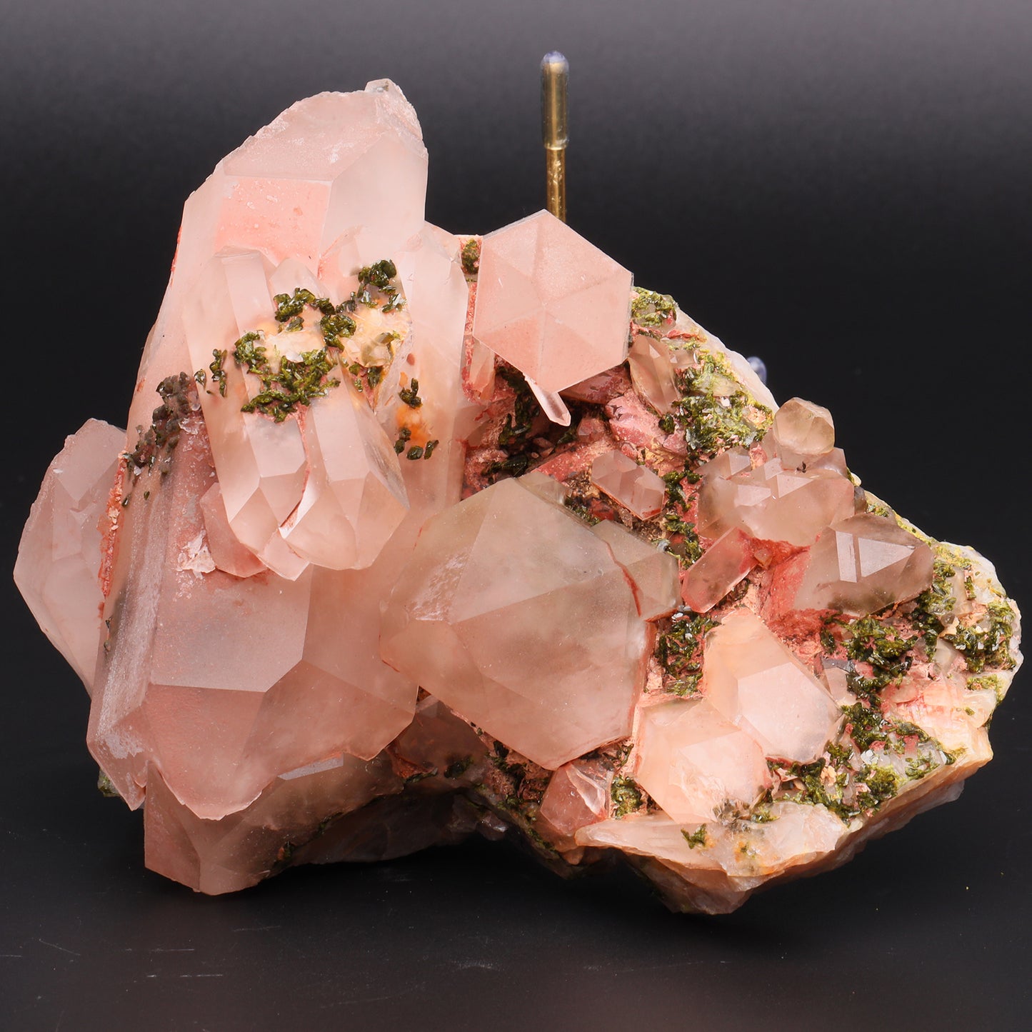 Symbiosis of crystal and calcite