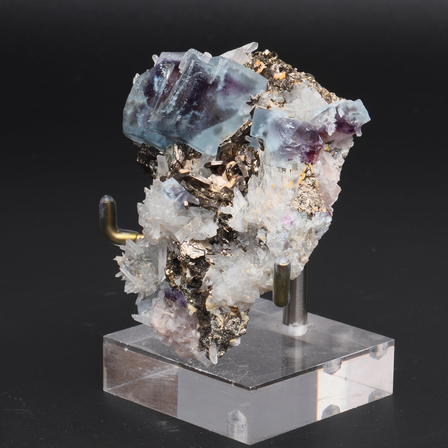 Symbiosis of crystal and fluorite and pyrite