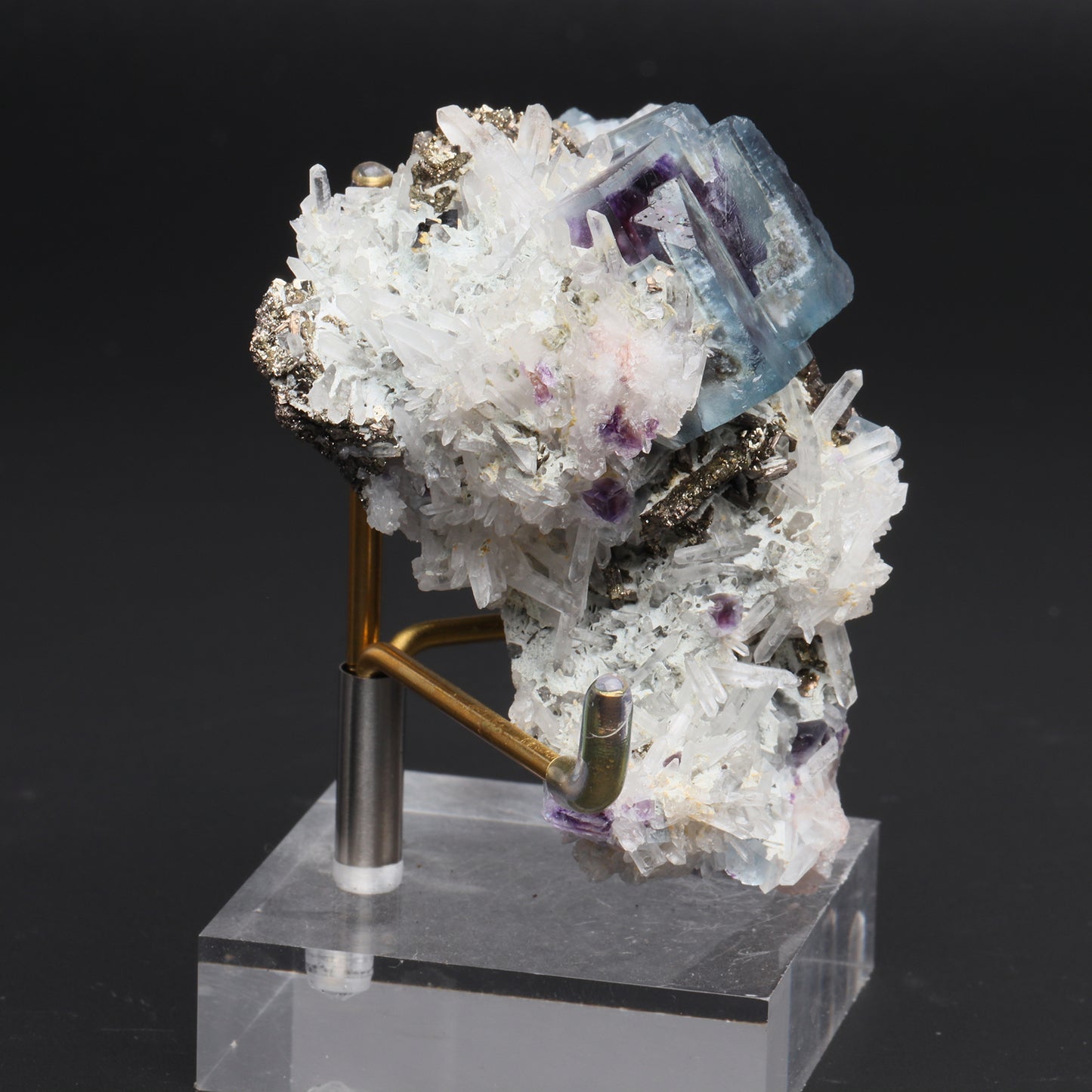 Symbiosis of crystal and fluorite and pyrite