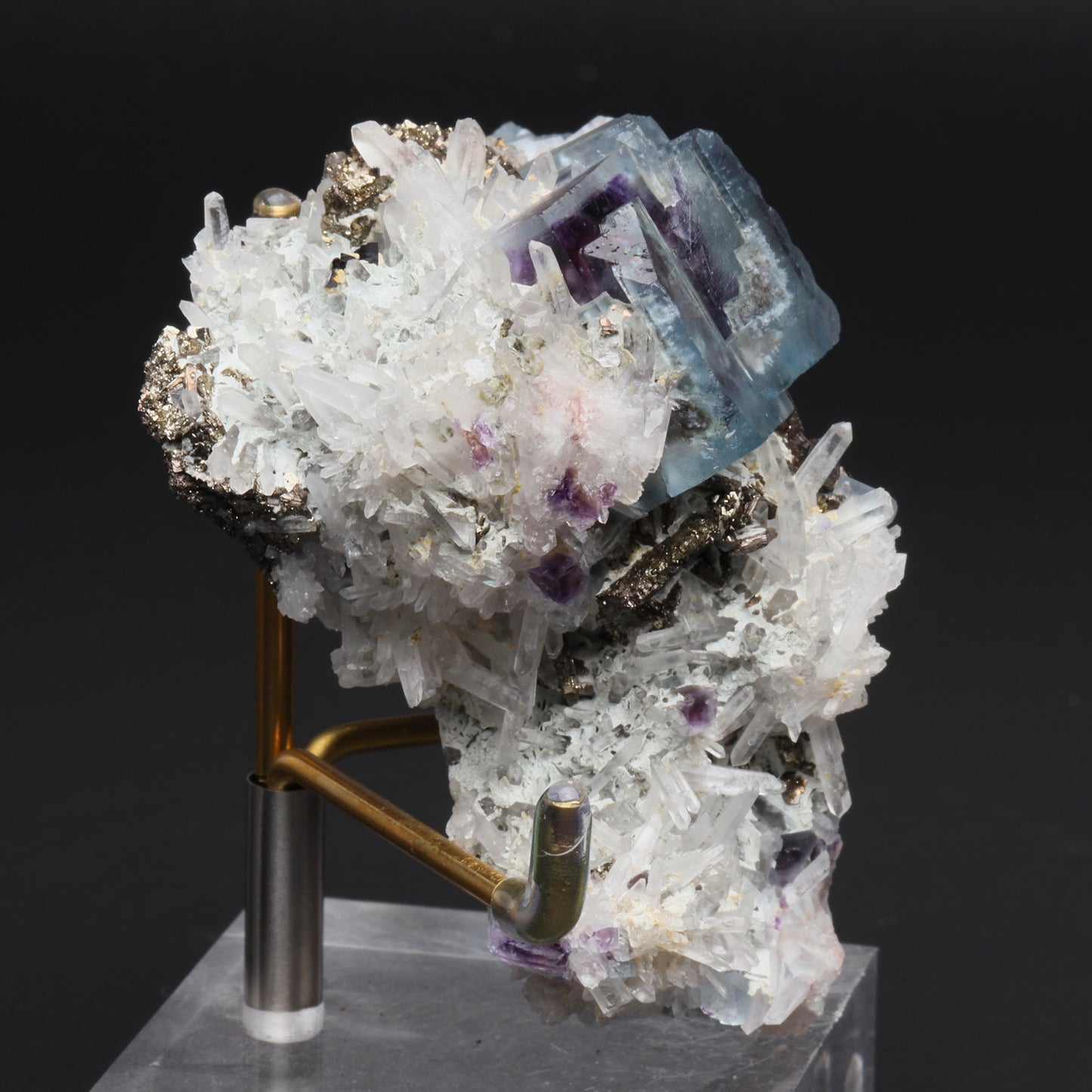 Symbiosis of crystal and fluorite and pyrite