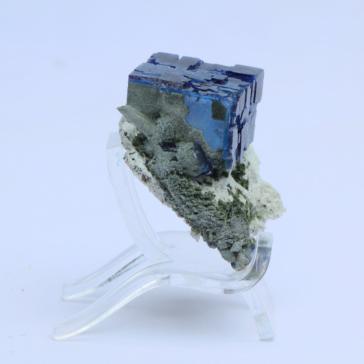 Symbiosis of blue fluorite crystals.