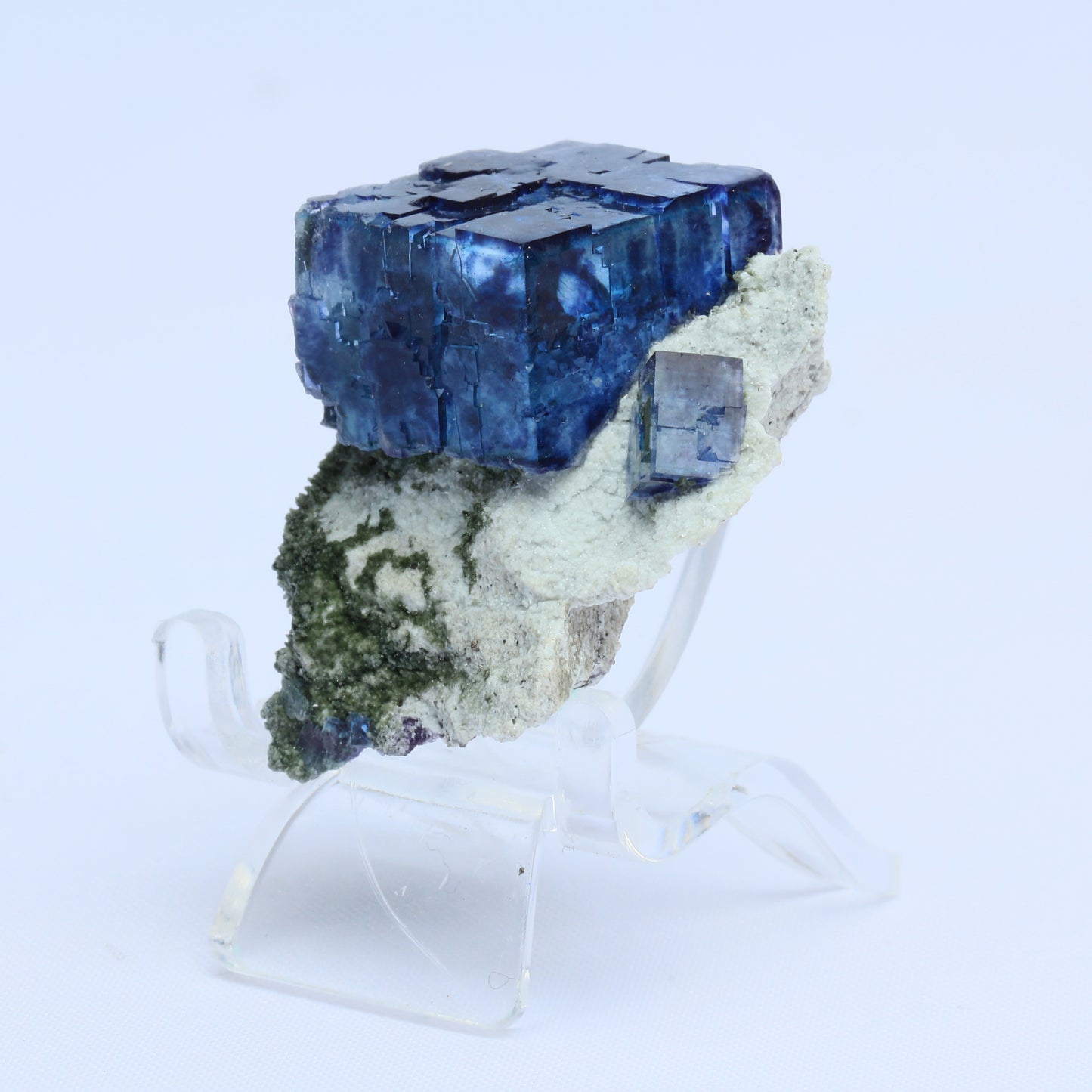 Symbiosis of blue fluorite crystals.