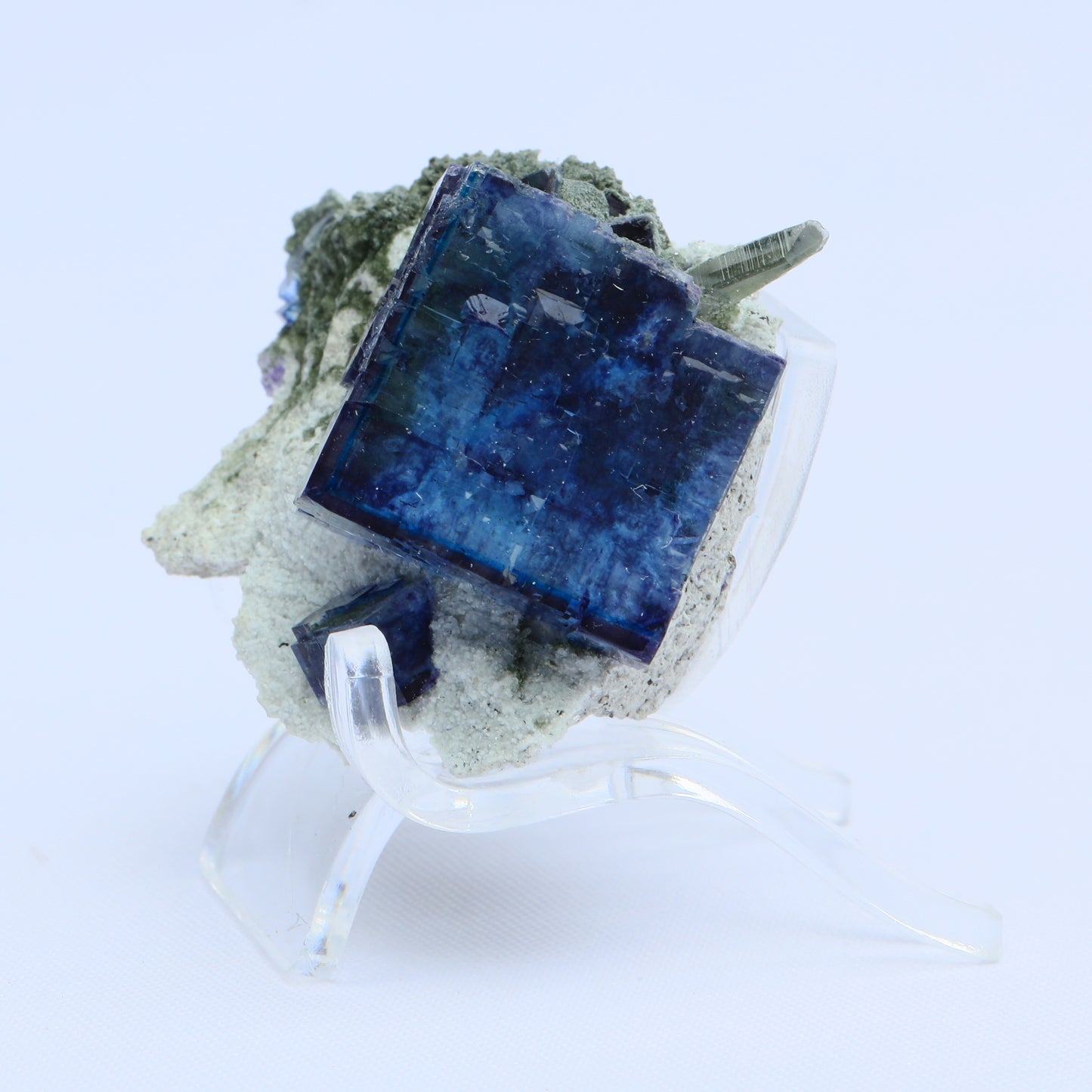 Symbiosis of blue fluorite crystals.