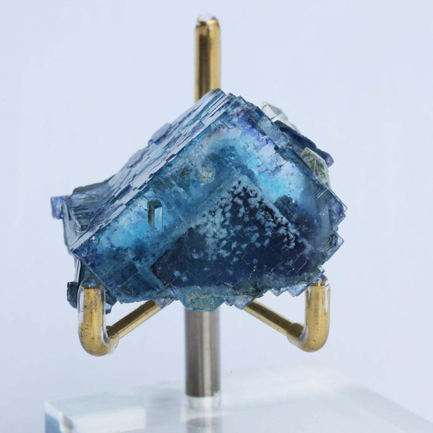 Symbiosis of blue fluorite crystals.