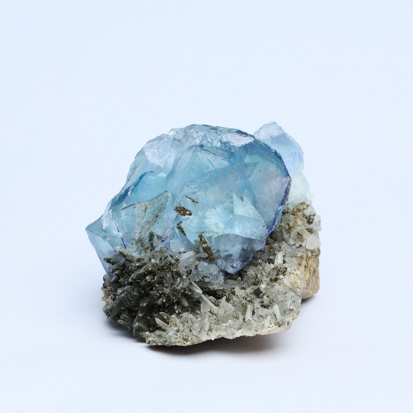 Symbiosis of blue fluorite crystal chalcopyrite.