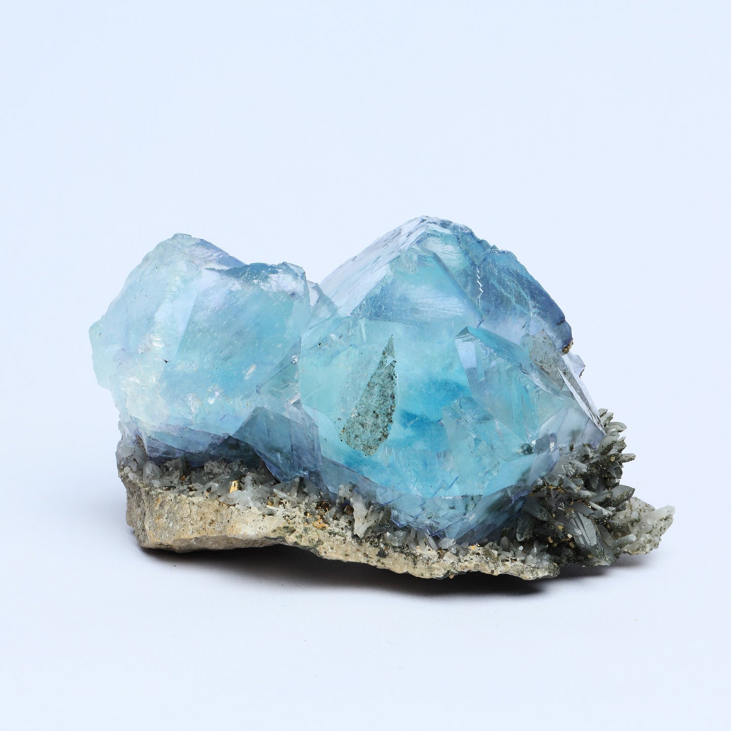 Symbiosis of blue fluorite crystal chalcopyrite.