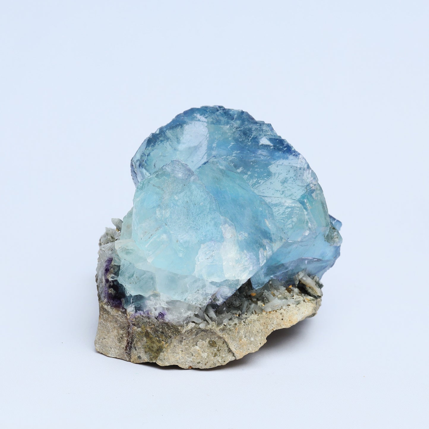 Symbiosis of blue fluorite crystal chalcopyrite.