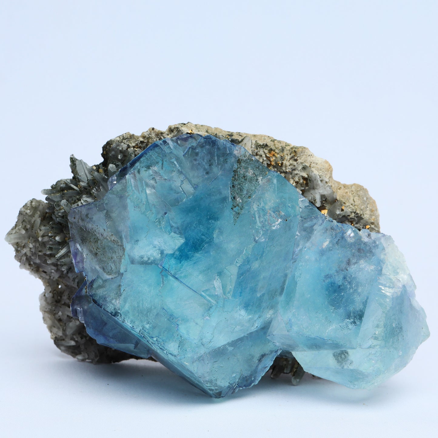 Symbiosis of blue fluorite crystal chalcopyrite.