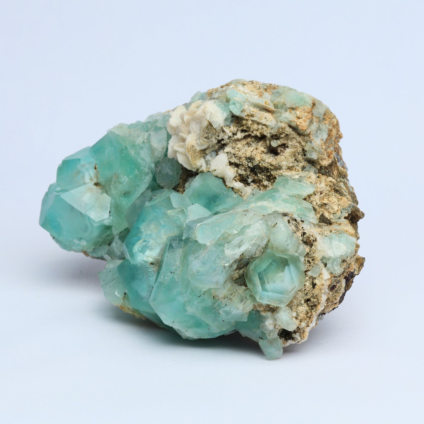 Symbiosis of fluorite and calcite.