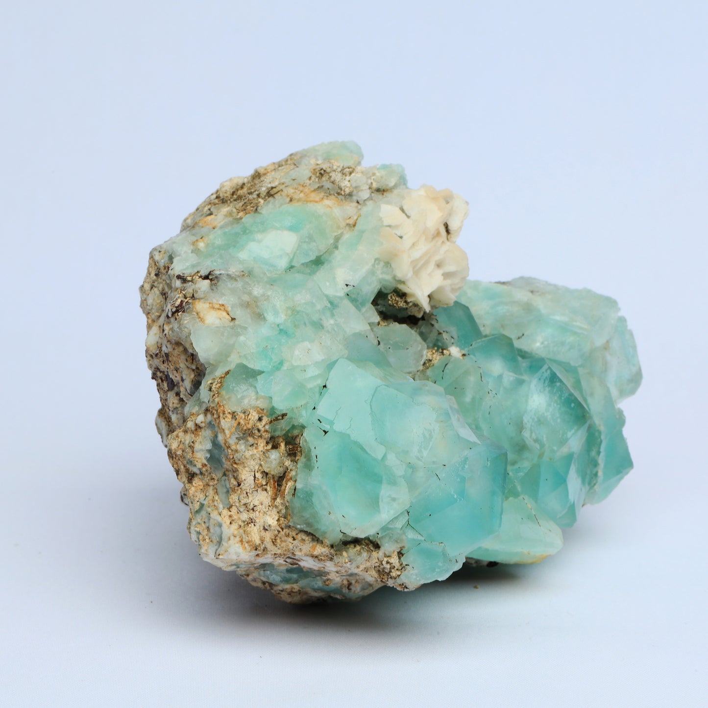 Symbiosis of fluorite and calcite.