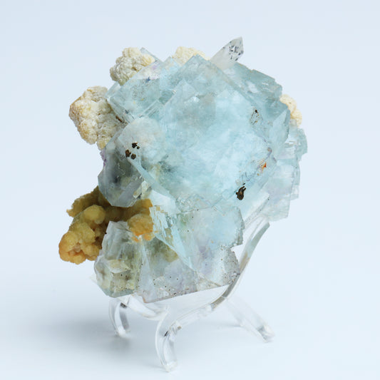 Symbiosis of blue fluorite and calcite crystals.